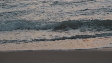 Olas-Del-Océano-Pacífico-En-La-Playa-De-Arena-De-La-Punta,-México