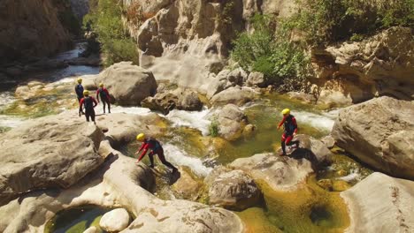 Menschen,-Die-Auf-Felsen-über-Den-Fluss-Gehen-1