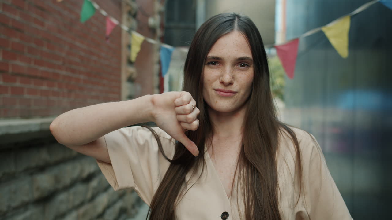 mujer haciendo un gesto de pulgar hacia abajo