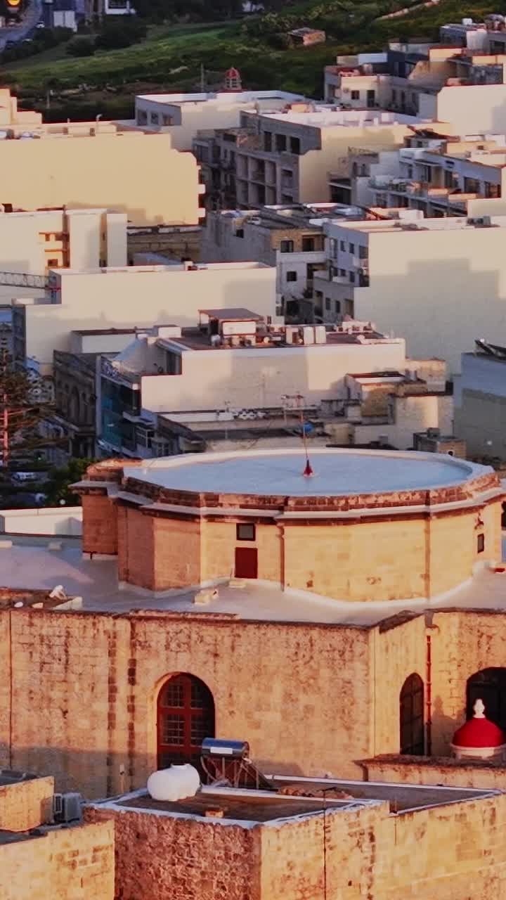 Edifici a Malta con vista su strade e strutture storiche