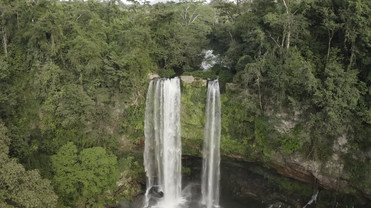 excelente toma aérea de una cascada en la selva tropical de chiapas de méxico