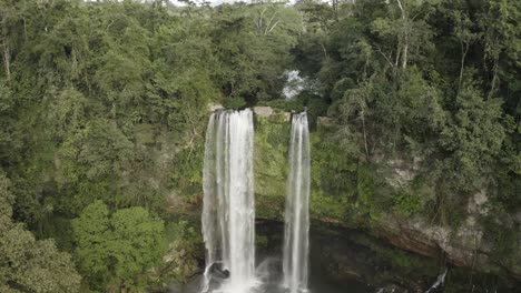 Excelente-Toma-Aérea-De-Una-Cascada-En-La-Selva-Tropical-De-Chiapas-De-México