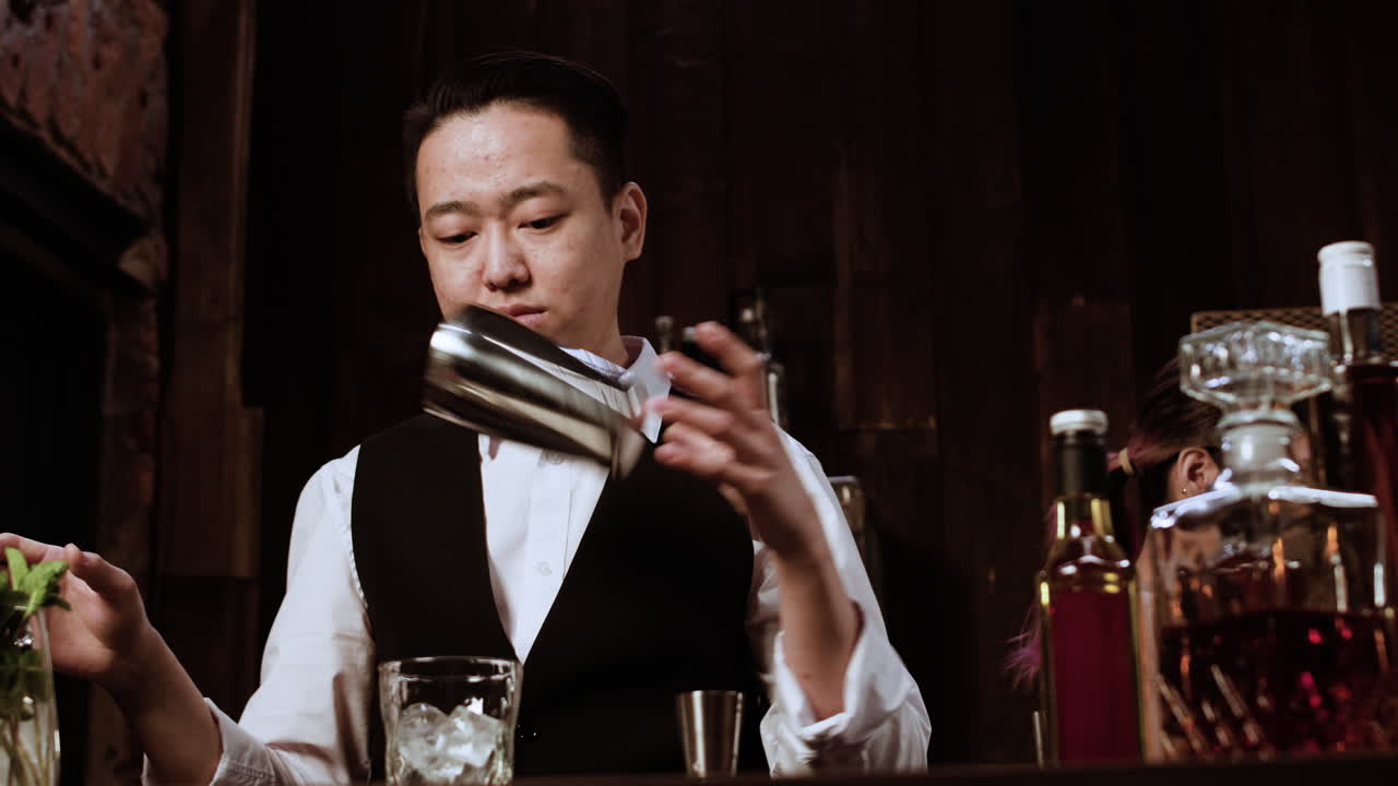 칵테일을 준비하는 바텐더