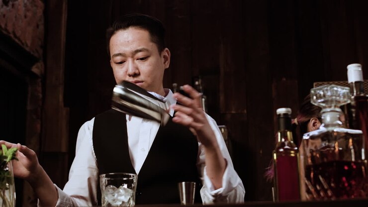 Bartender preparando cocktail