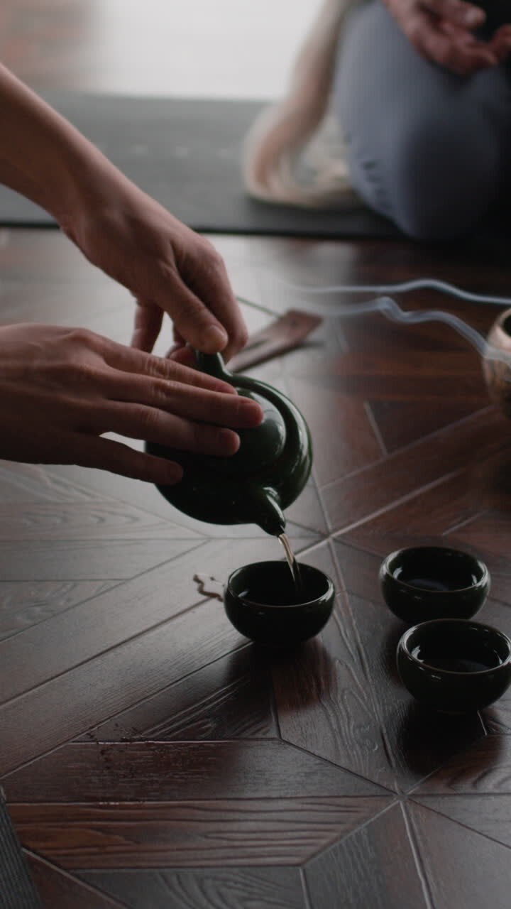 Sessione di meditazione con cerimonia del tè