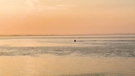 Goldenes-Jetski-Abenteuer:-Aufregende-Wassersportaktivitäten-Am-Howth-Pier-Mit-Atemberaubendem-Himmel-Und-Atemberaubender-Küstenschönheit