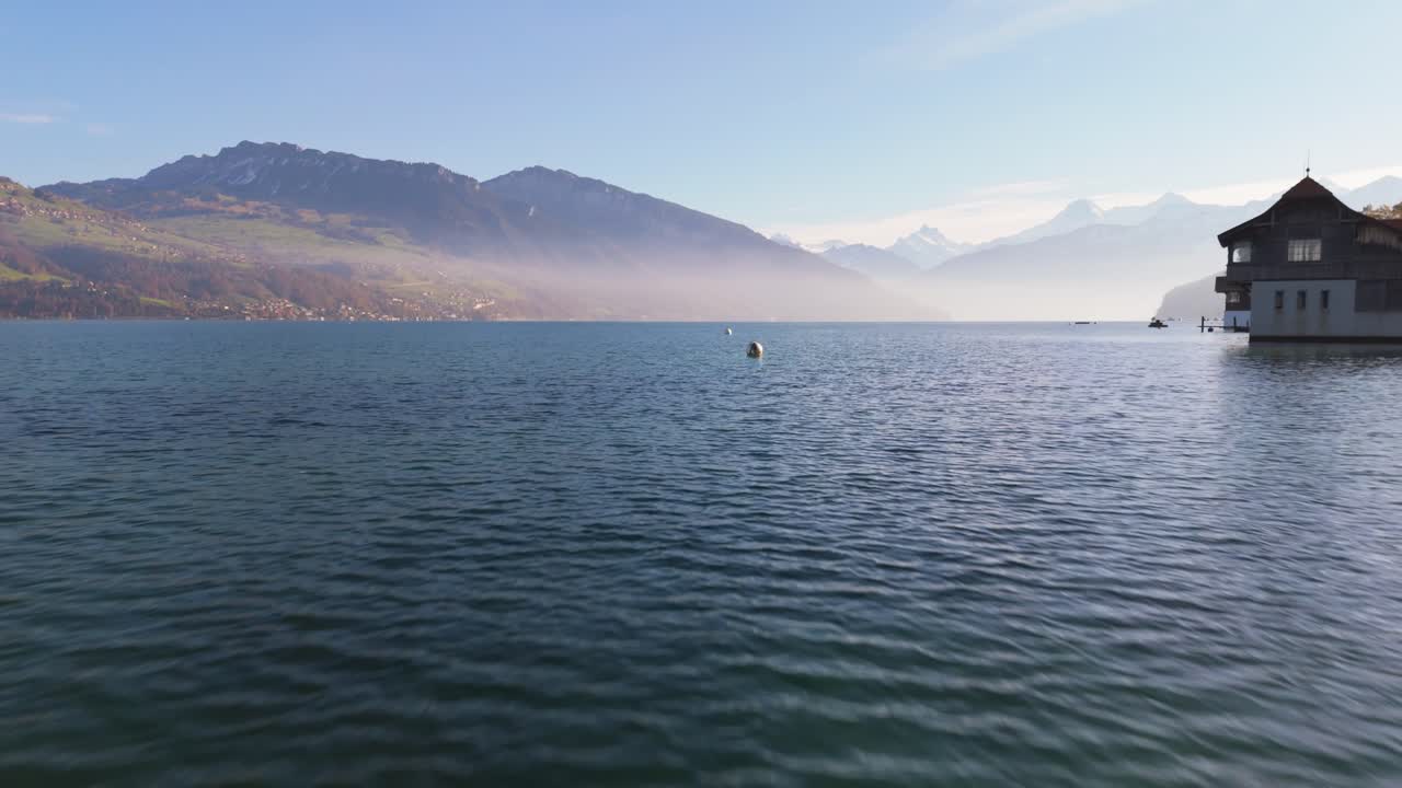 casa serena en un lago de montaña en los alpes suizos