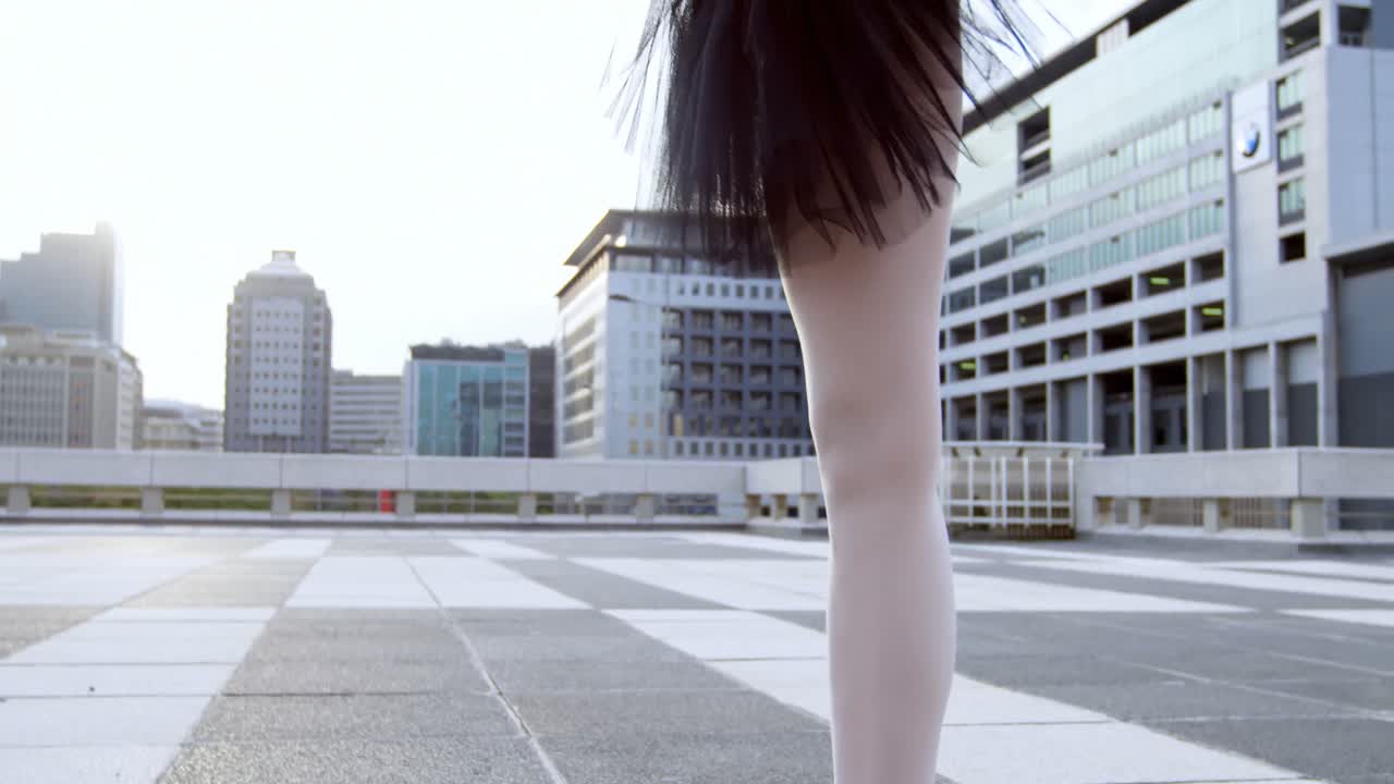 보행로에서 연습하는 발레 댄서 4k