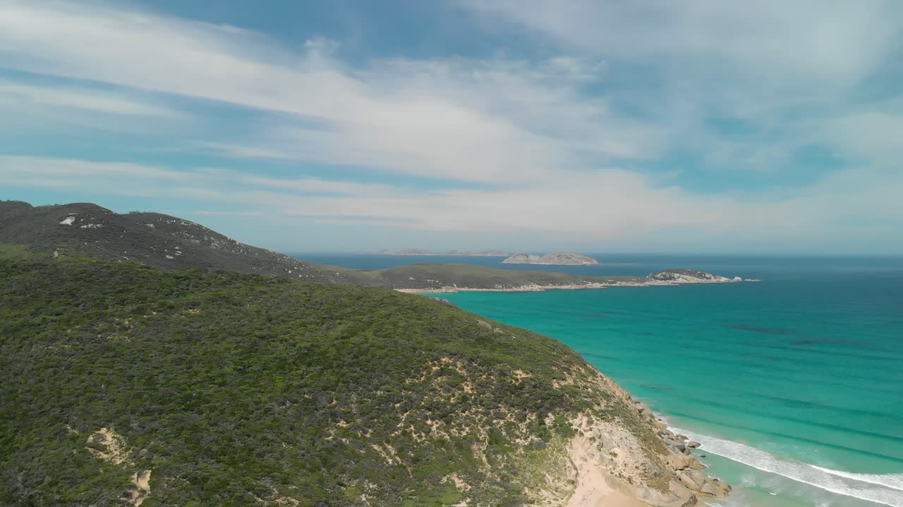 Toma aérea que revela pequeñas islas en el océano azul a lo largo de la salvaje costa victoriana en Australia.