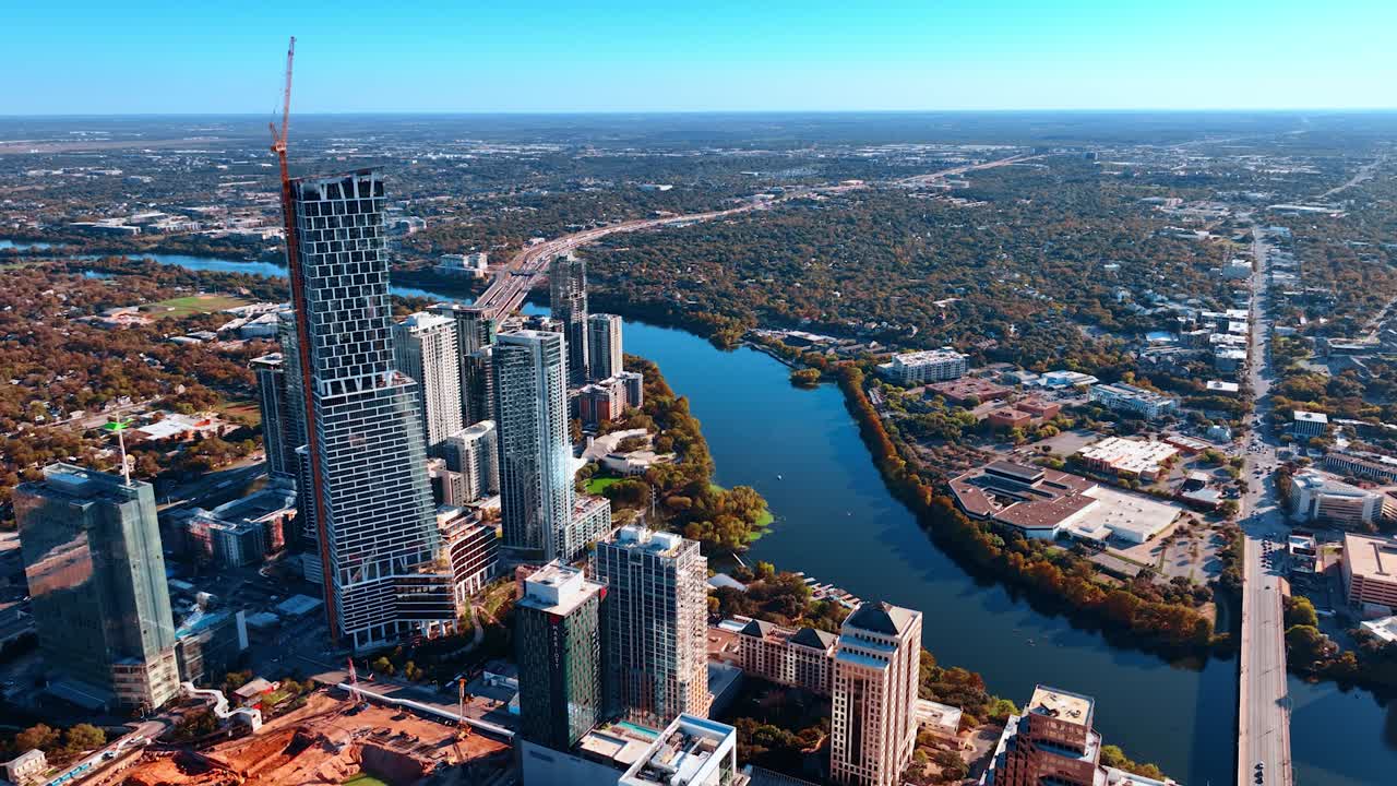 Austin, EE. UU., 21 de noviembre de 2025: Vista aérea del horizonte de Austin con un rascacielos en construcción. Toma en picado de los edificios del centro de Austin, el río Colorado y una obra en construcción con grúa durante el día