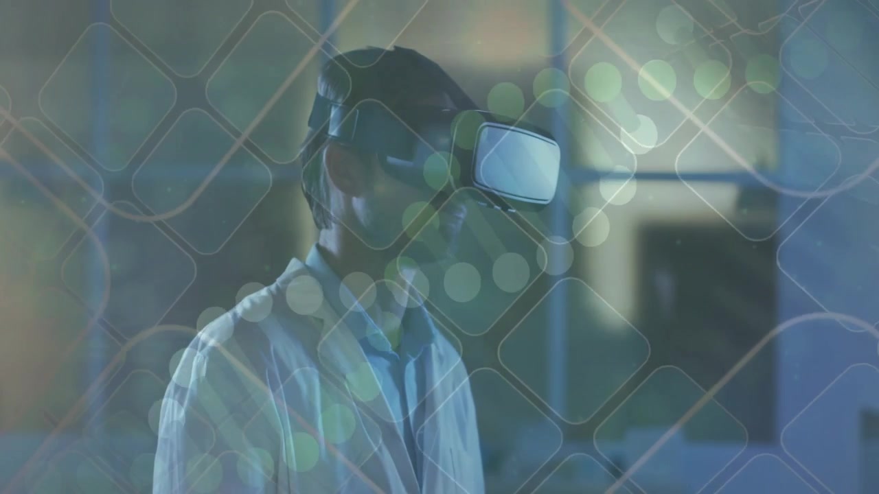 Ricercatore che solleva e regola un visore per la realtà virtuale in laboratorio, attivando l'immersione in una griglia digitale