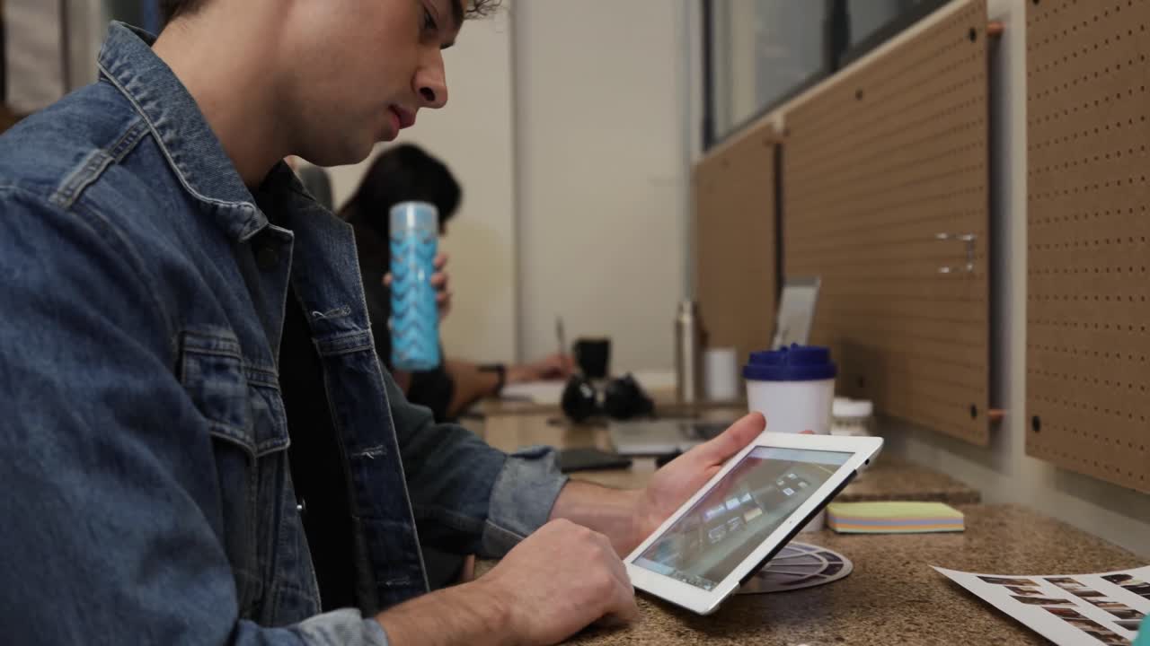 colegas que trabajan en una oficina informal