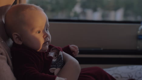 Baby-girl-on-mothers-lap-in-the-car