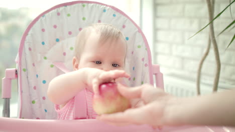 Schönes-Baby,-Das-Apfel-Im-Kinderstuhl-Isst.-Süßes-Kind,-Das-Obst-Probiert