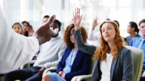 hombres de negocios levantando las manos durante una reunión