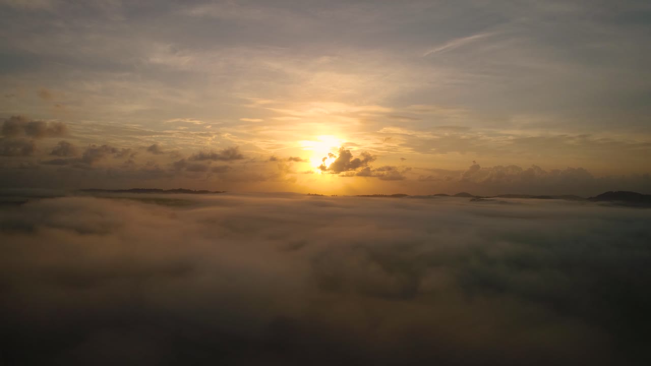 vista aérea de izquierda a derecha del amanecer sobre nubes bajas