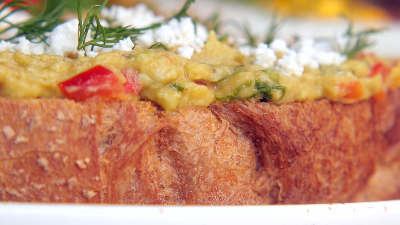 tostadas de aguacate feta