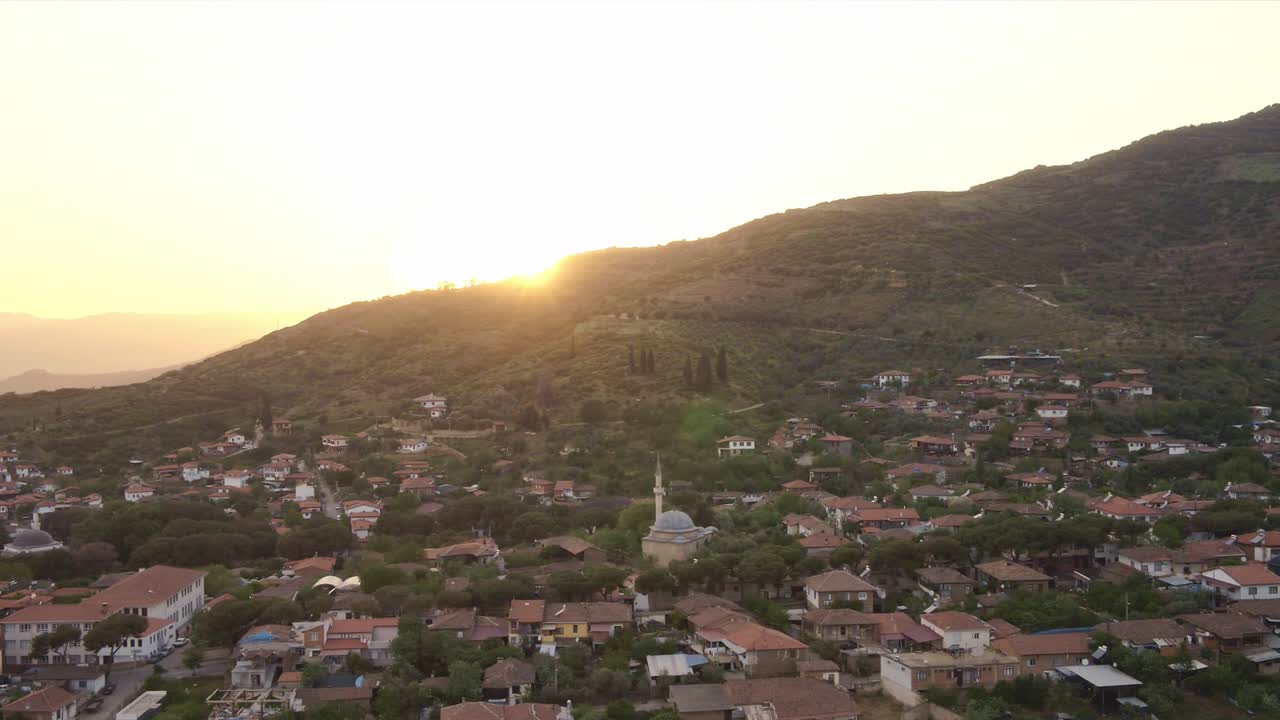 Vista di un villaggio con la sua moschea e case ristrutturate.