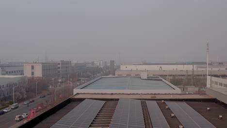 Techo-De-Fábrica-Con-Paneles-Solares-Instalados.