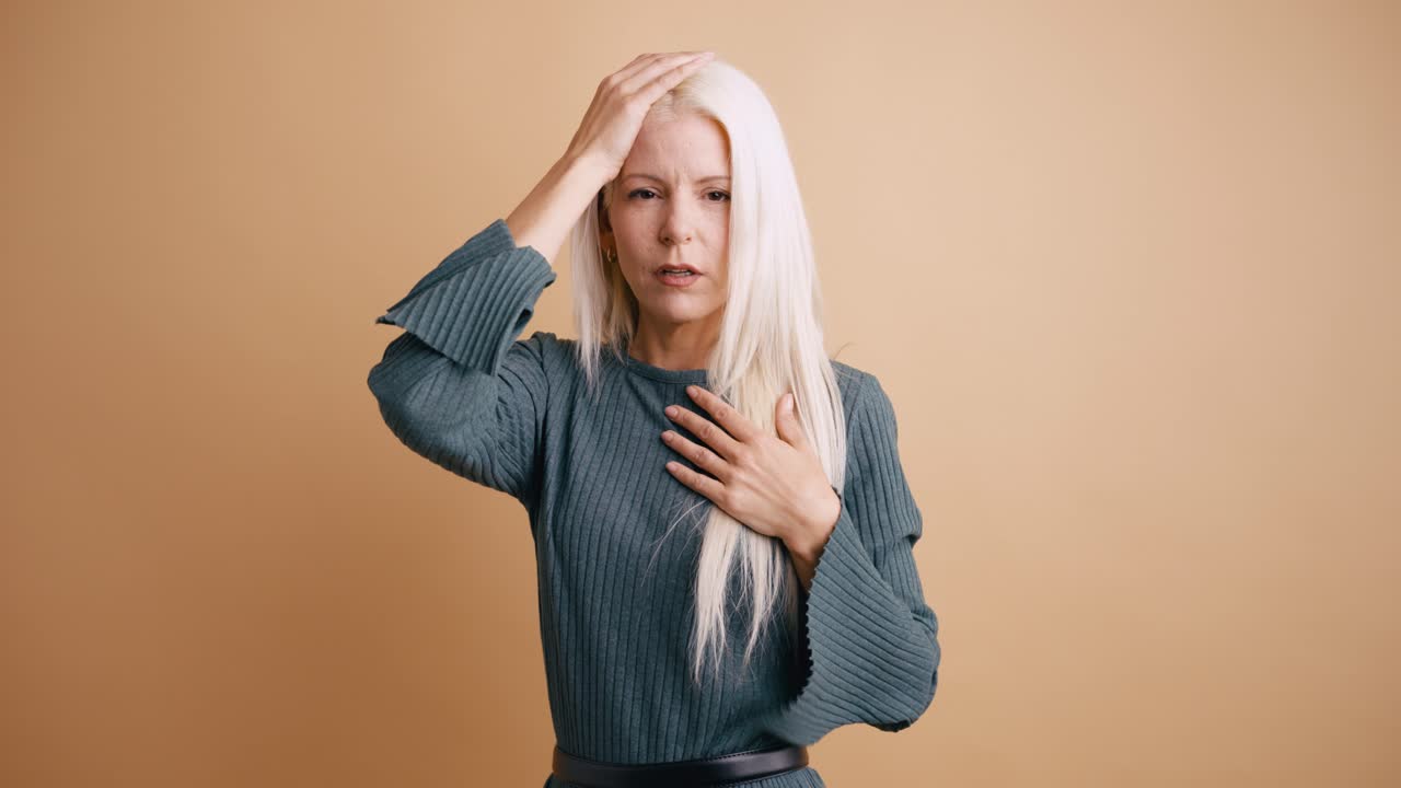 Donna bionda con mal di testa e disagio