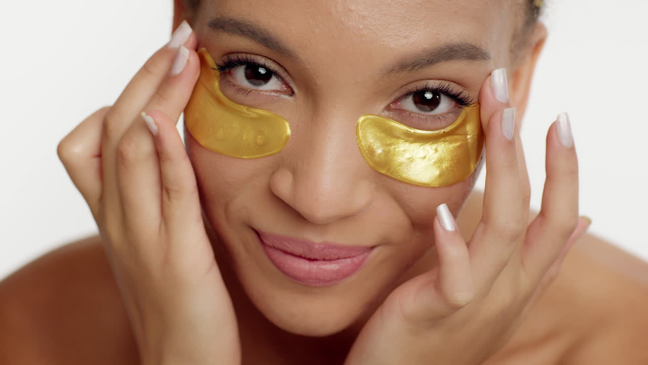 mujer con parches dorados en los ojos