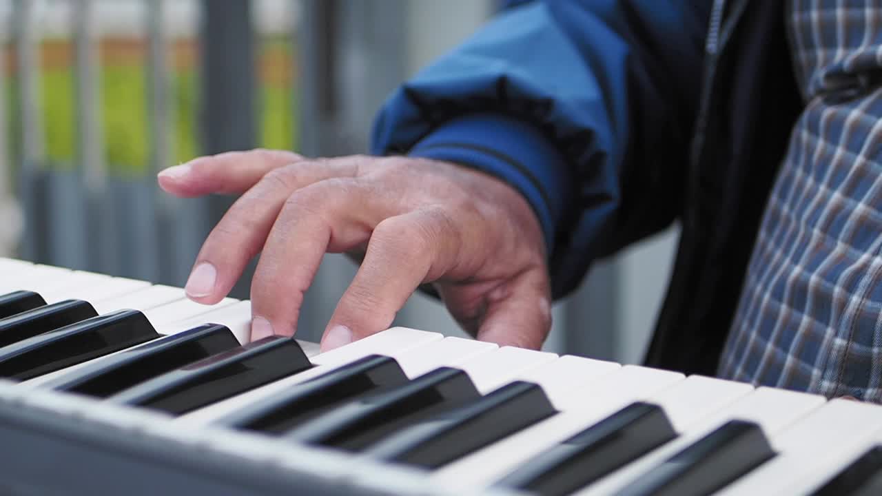persona que toca un teclado