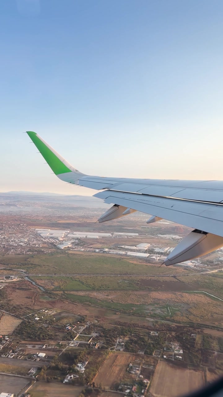 Udsigt fra flyvindue over bylandskab i Guadalajara, Mexico