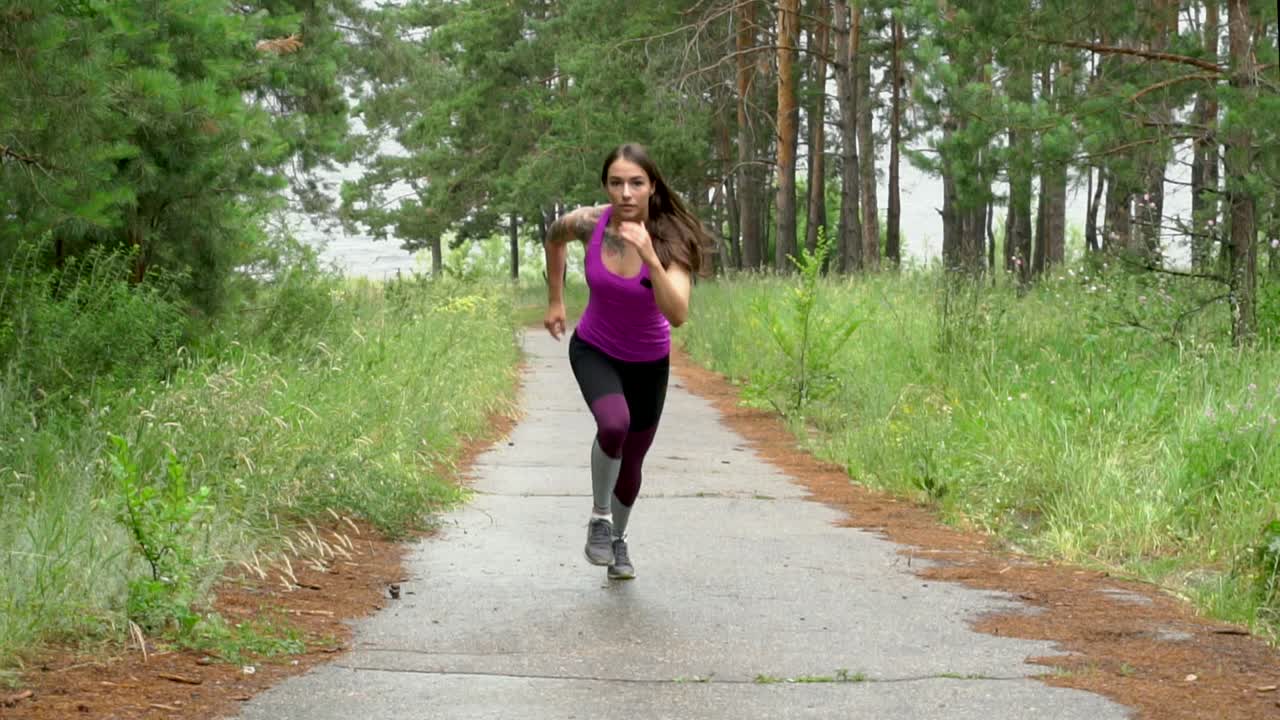 Donna che corre in un parco forestale