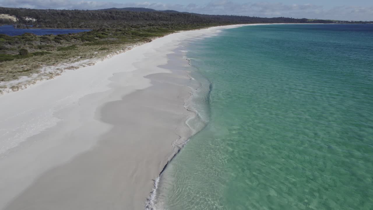 Veduta aerea della tranquilla Taylors Beach nei giardini, TAS, Australia