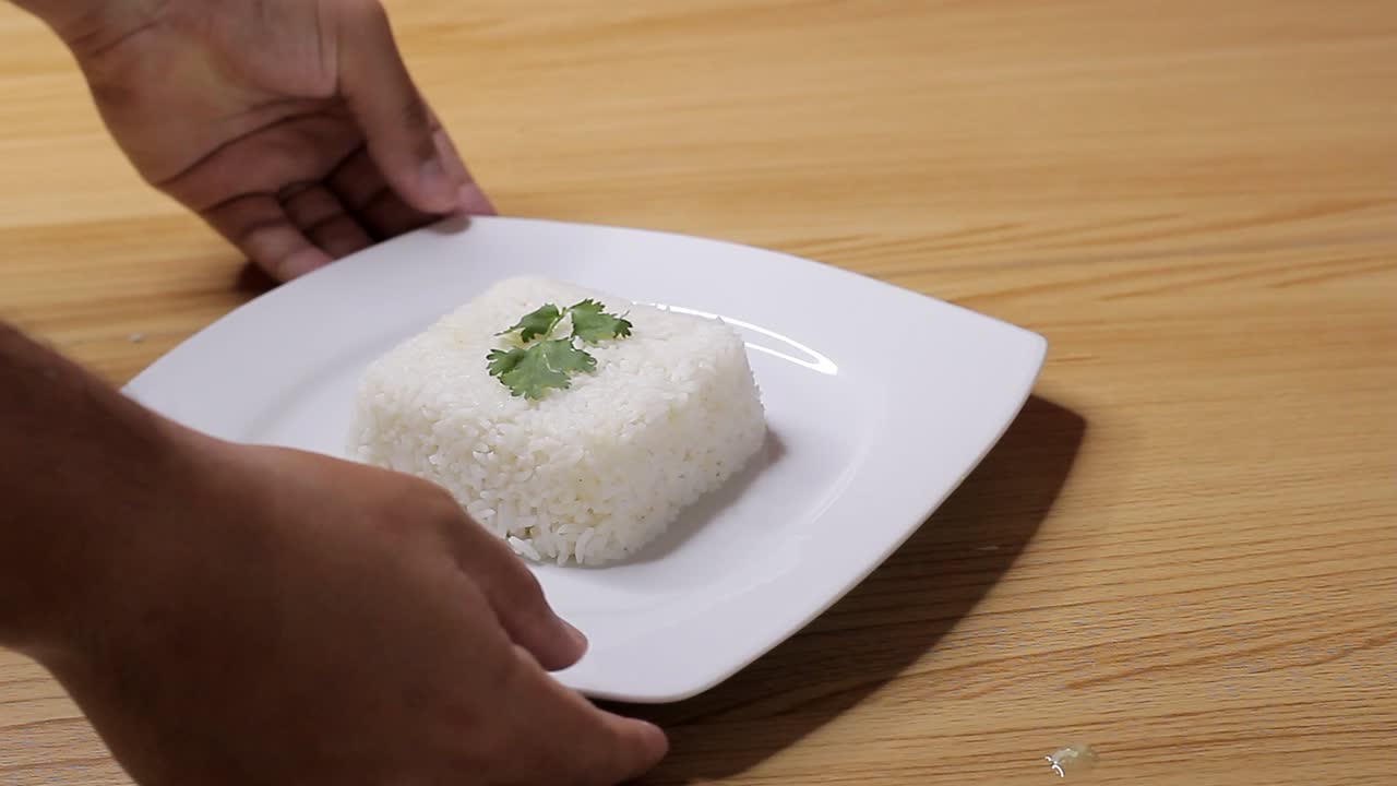 plato de arroz blanco decorado con hierba encima, comida saludable, cocina en casa