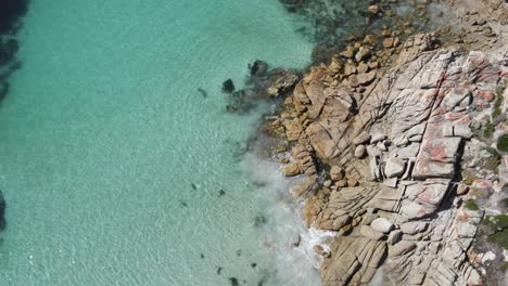 Drohnenantenne-Bewegt-Sich-Langsam-Vorwärts-über-Strand-Mit-Tropischem-Blauem-Wasser-Und-Felsen-An-Sonnigen-Tagen