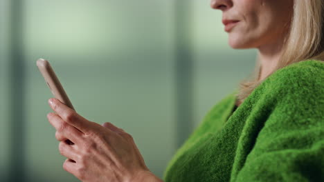 Mujer-Pensativa-Que-Envía-Mensajes-Por-Teléfono-En-El-Retrato-De-La-Oficina.-Manos-De-Dama-Tocando-La-Pantalla