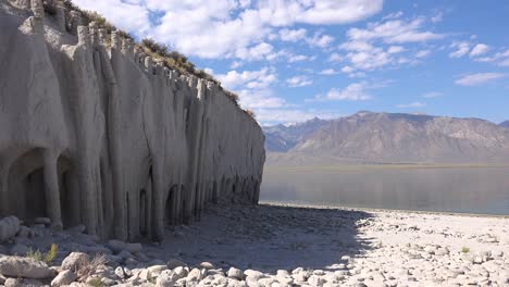 lapso de tiempo de nubes sobre las columnas del lago crowley y formaciones de toba en las sierras de pascua de california