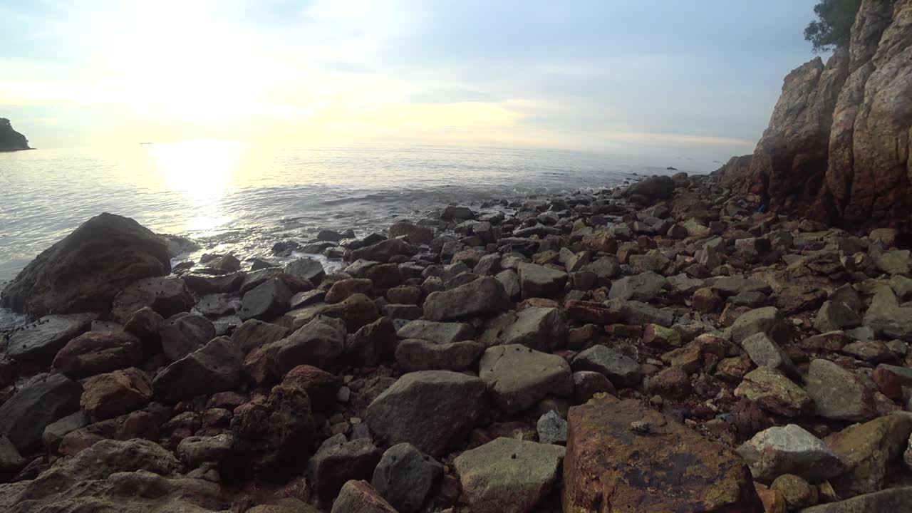 파도가 말레이시아 포트 딕슨의 블루 라군에서 바위 해변을 강타했습니다.