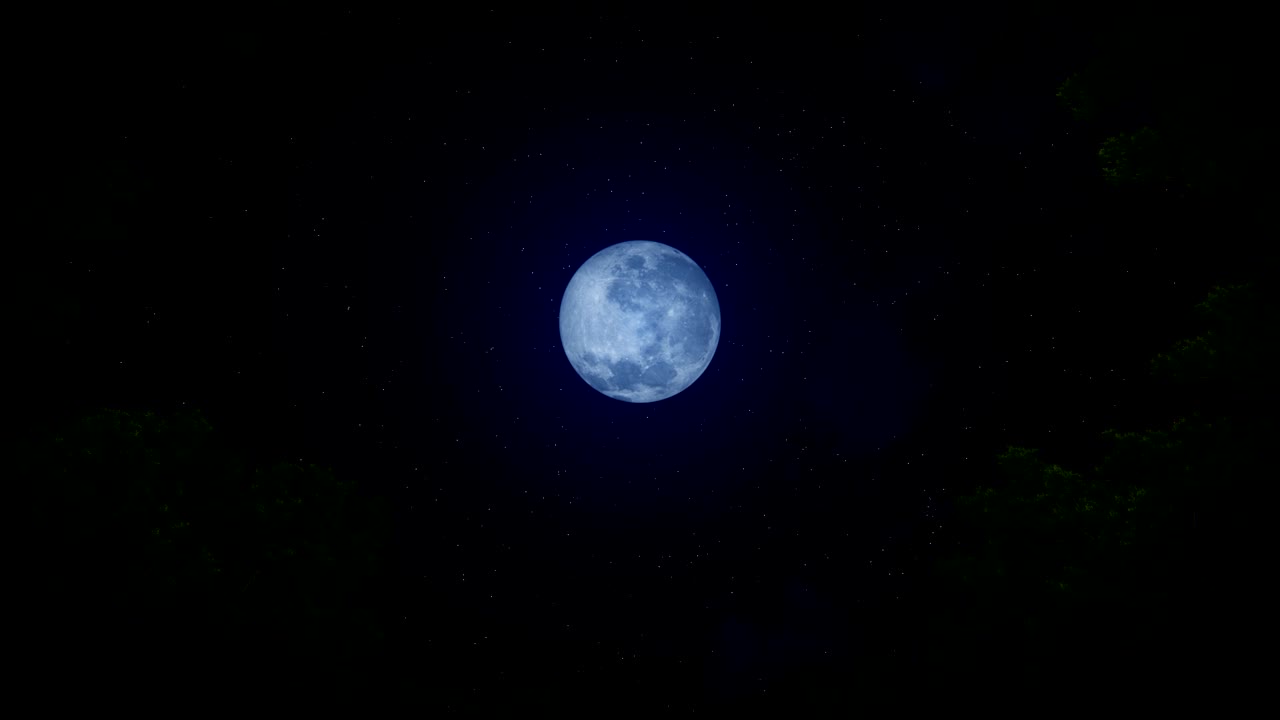 Olhando para uma lua cheia com nuvens em timelapse contra o céu estrelado, zoom in 4K.