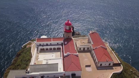 torre de luz en el algarve al sur de portugal por drone en 4k