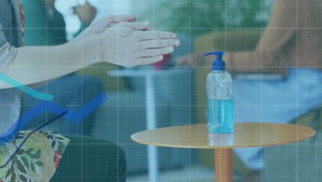 animación de la interfaz digital que muestra estadísticas con una mujer desinfectando las manos en la oficina