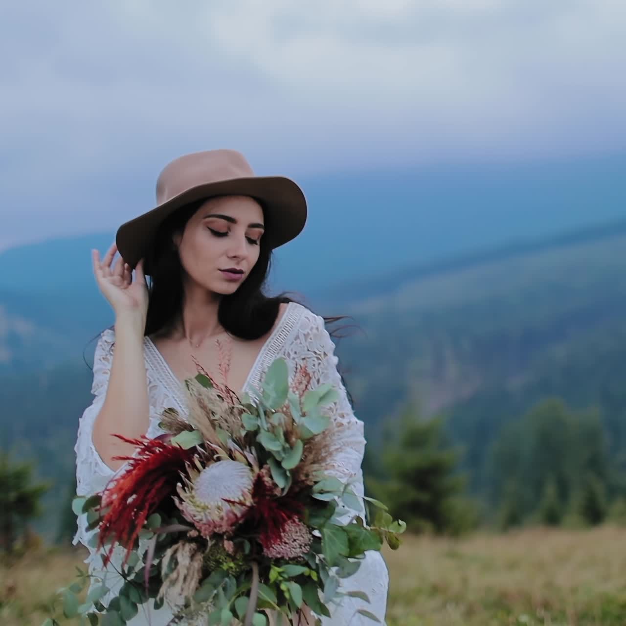 Sposa in posa vicino alle montagne
