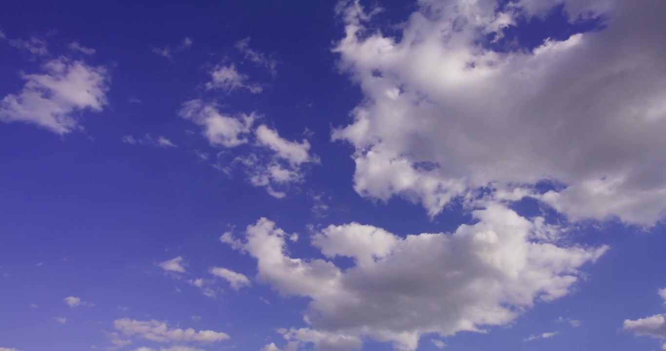 Nuvole Bianche che Fluttuano in un Cielo Blu