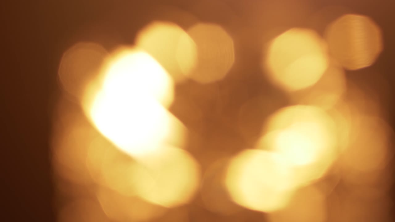 Varma, gyllene bokeh-ljusläckor och skimmer