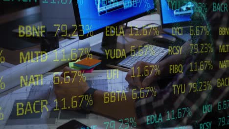 compuesto de procesamiento de datos financieros sobre empresario usando computadora en la oficina.