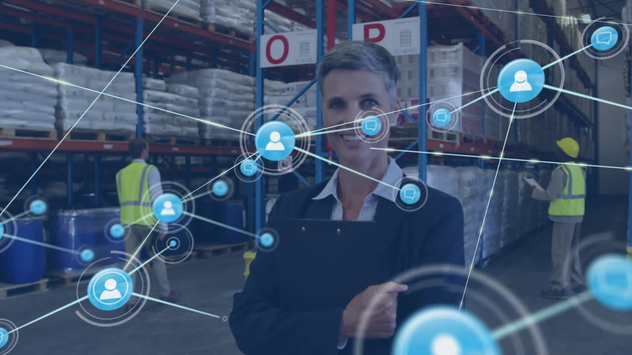 animación de una red de iconos digitales sobre una supervisor caucásica sonriendo en el almacén.