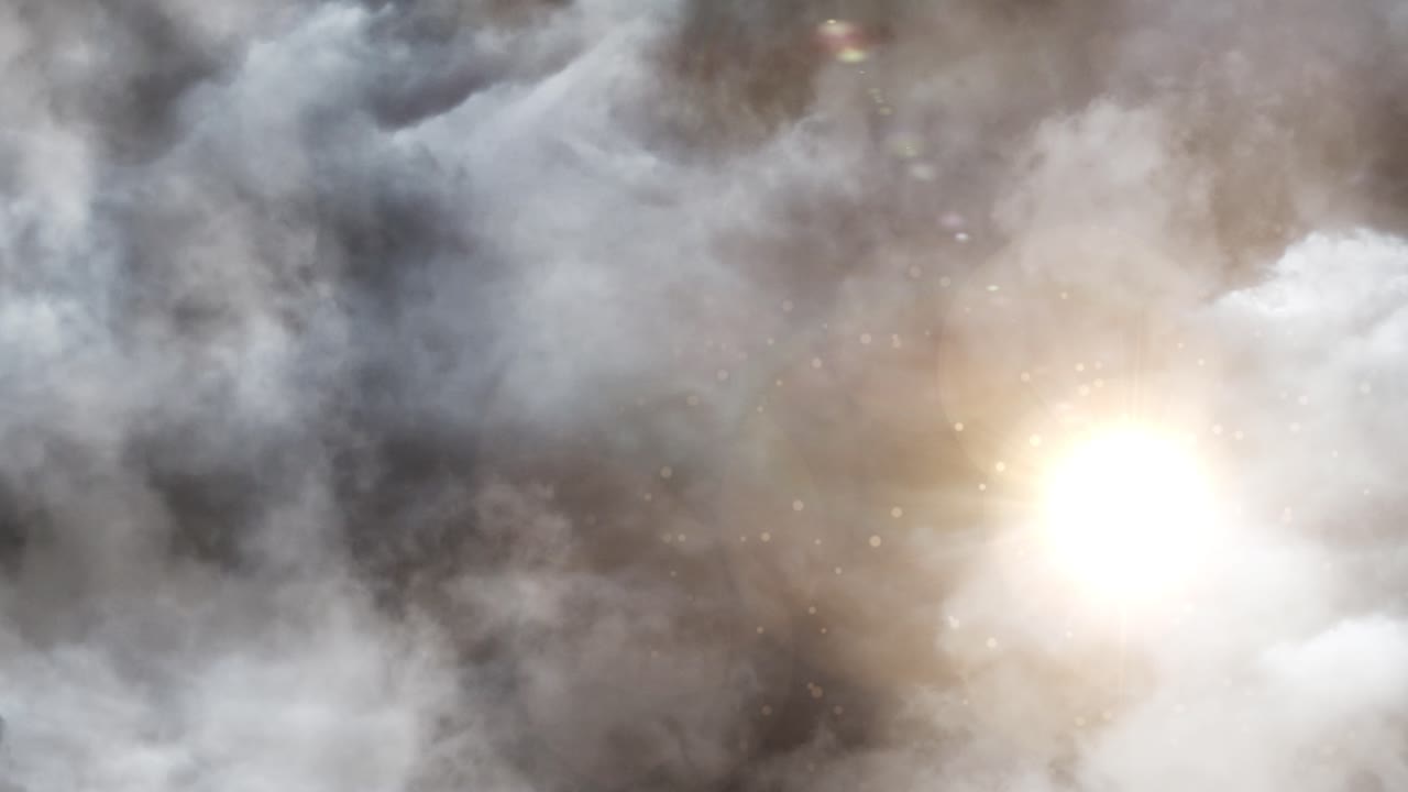 두껍고 어두운 적란운을 관통하는 햇빛