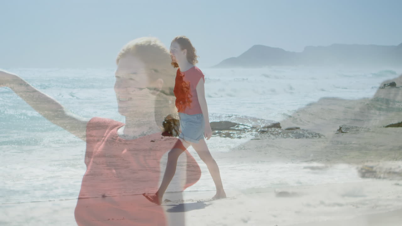 해안에서 맨발로  ⁇ 고 있는 여자 4k