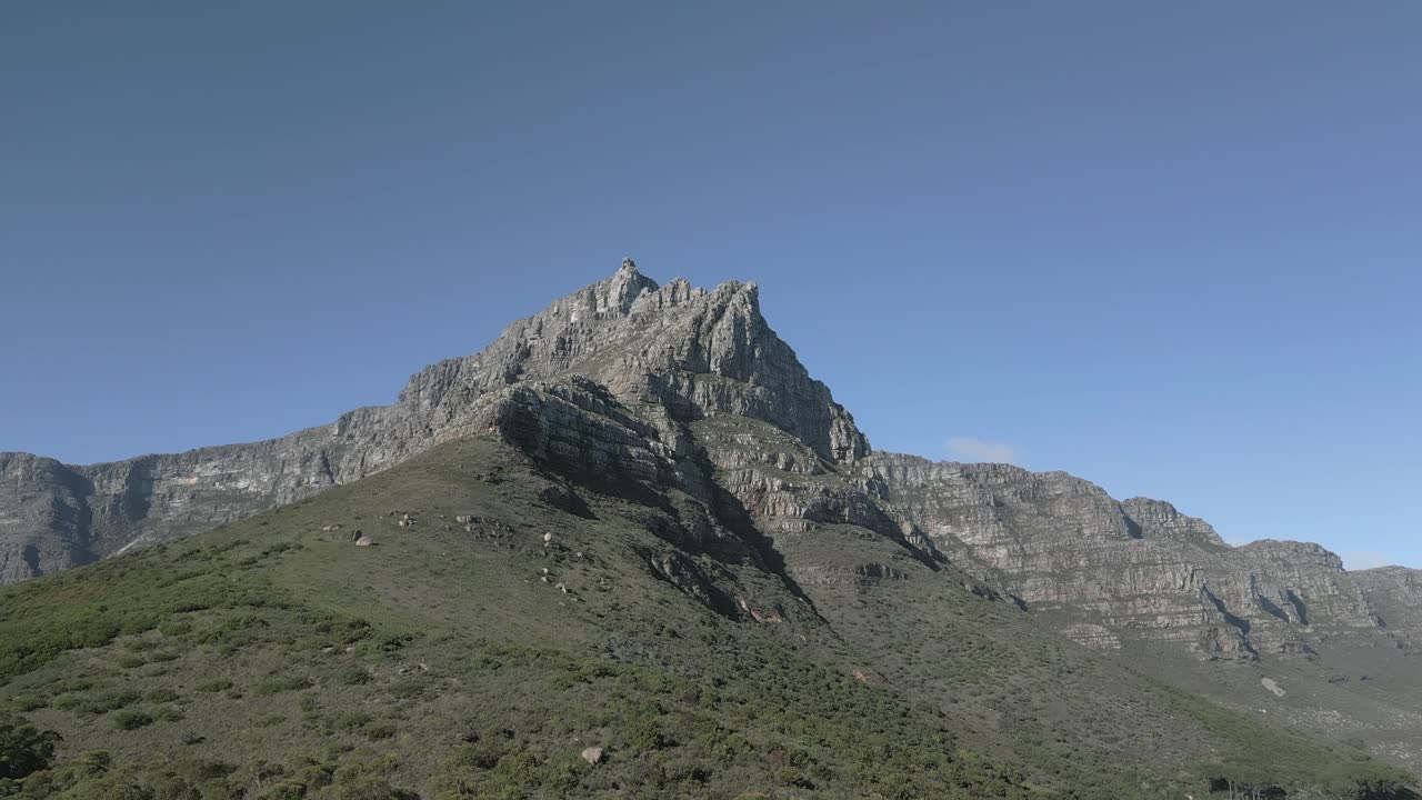 Ripresa aerea ascendente con drone della Table Mountain in Sudafrica.