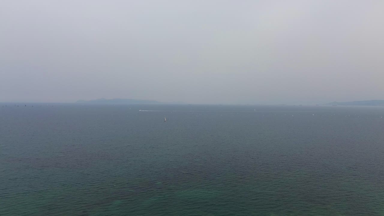 안개와 함께 에게 해 스카이 라인, 티르코이즈 평온한 색의 물, 공중 드론 뷰