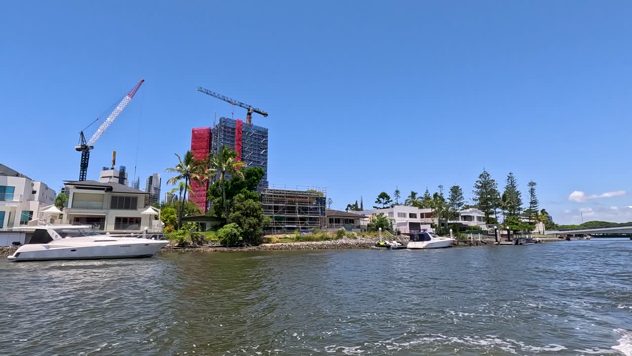 paseo en barco por edificios y construcciones en la costa dorada