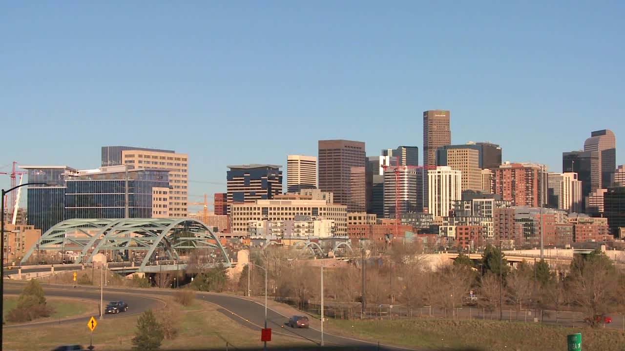 Lo skyline di Denver, Colorado, in una giornata di sole.