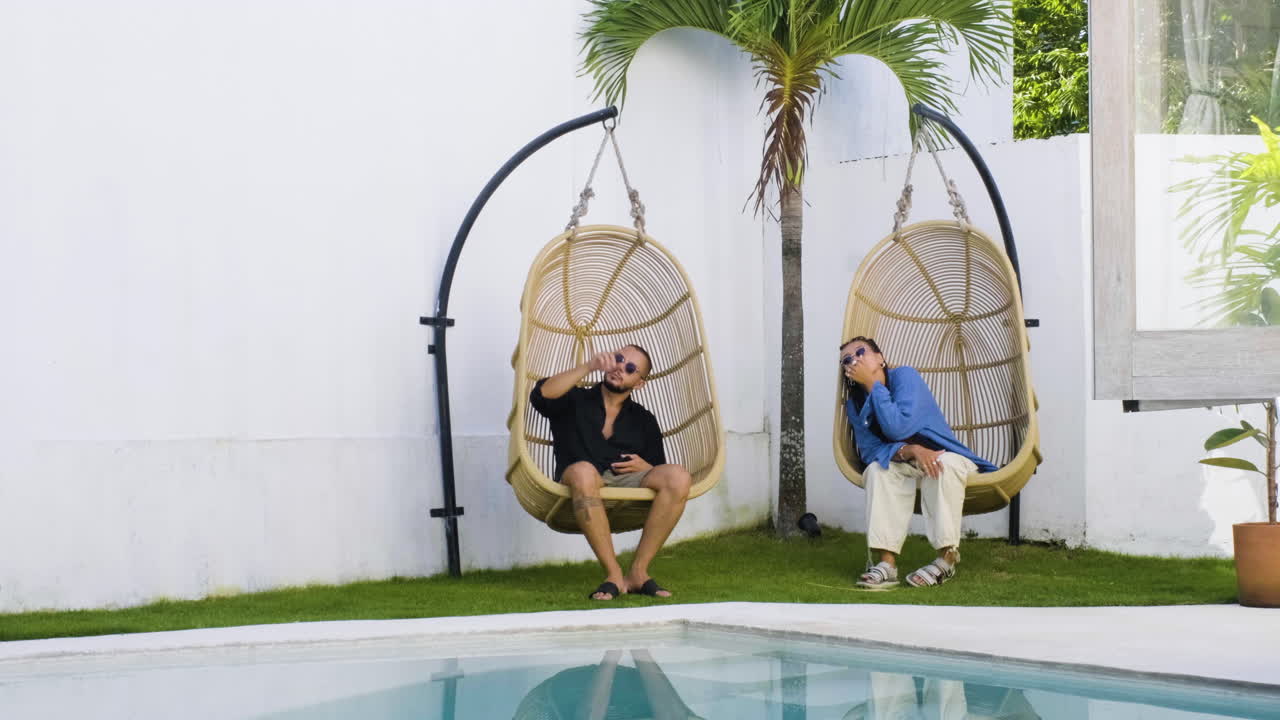 정원 에 있는 부부