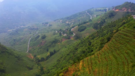 Dolly-Aéreo-Hacia-Adelante-Sobre-Las-Montañas-Nubladas-Del-Norte-De-Vietnam